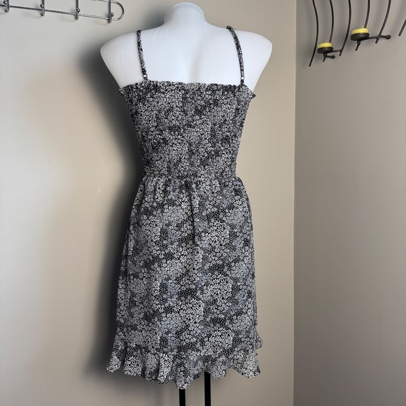 Floral Print Dress Black and White Sleeveless Smocked Black Gray Casual Sundress - Picture 6 of 16